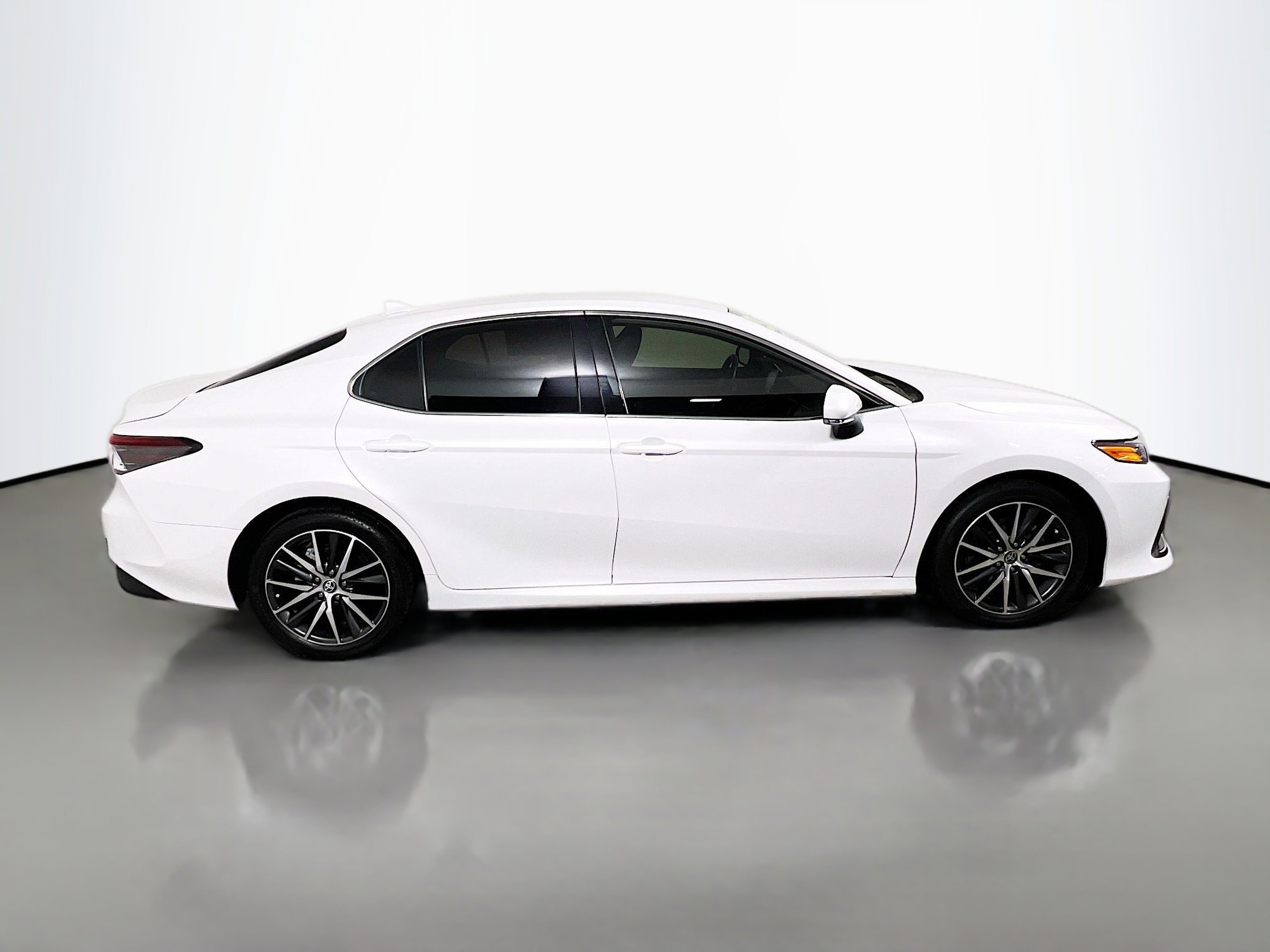 Used 2023 Toyota Camry XLE image 3