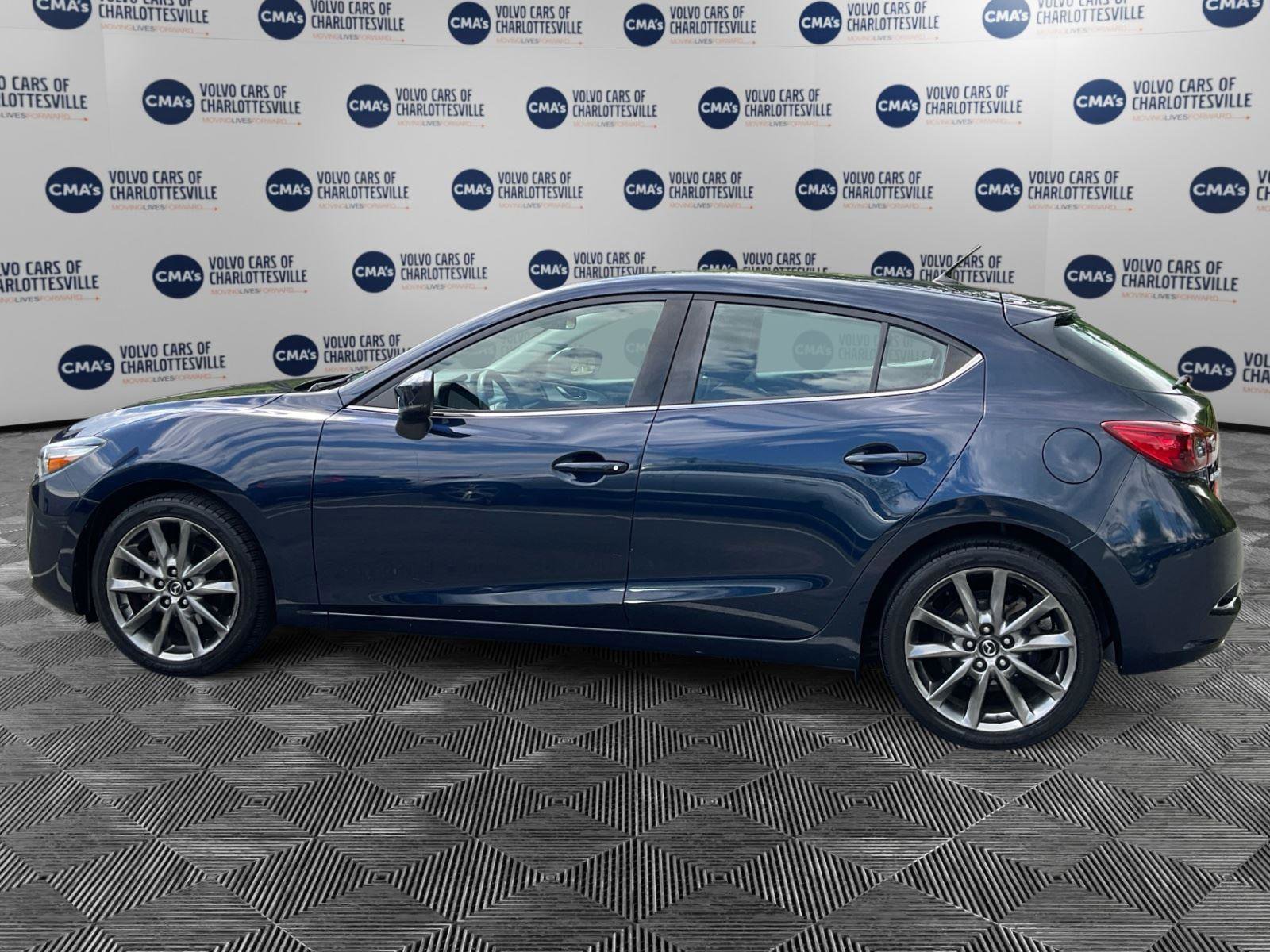 Used 2018 MAZDA MAZDA3 Touring FWD image 2
