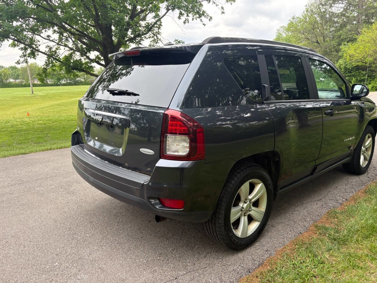 Used 2014 Jeep Compass Latitude w/ Sun/Sound Group AWD/4WD image 9