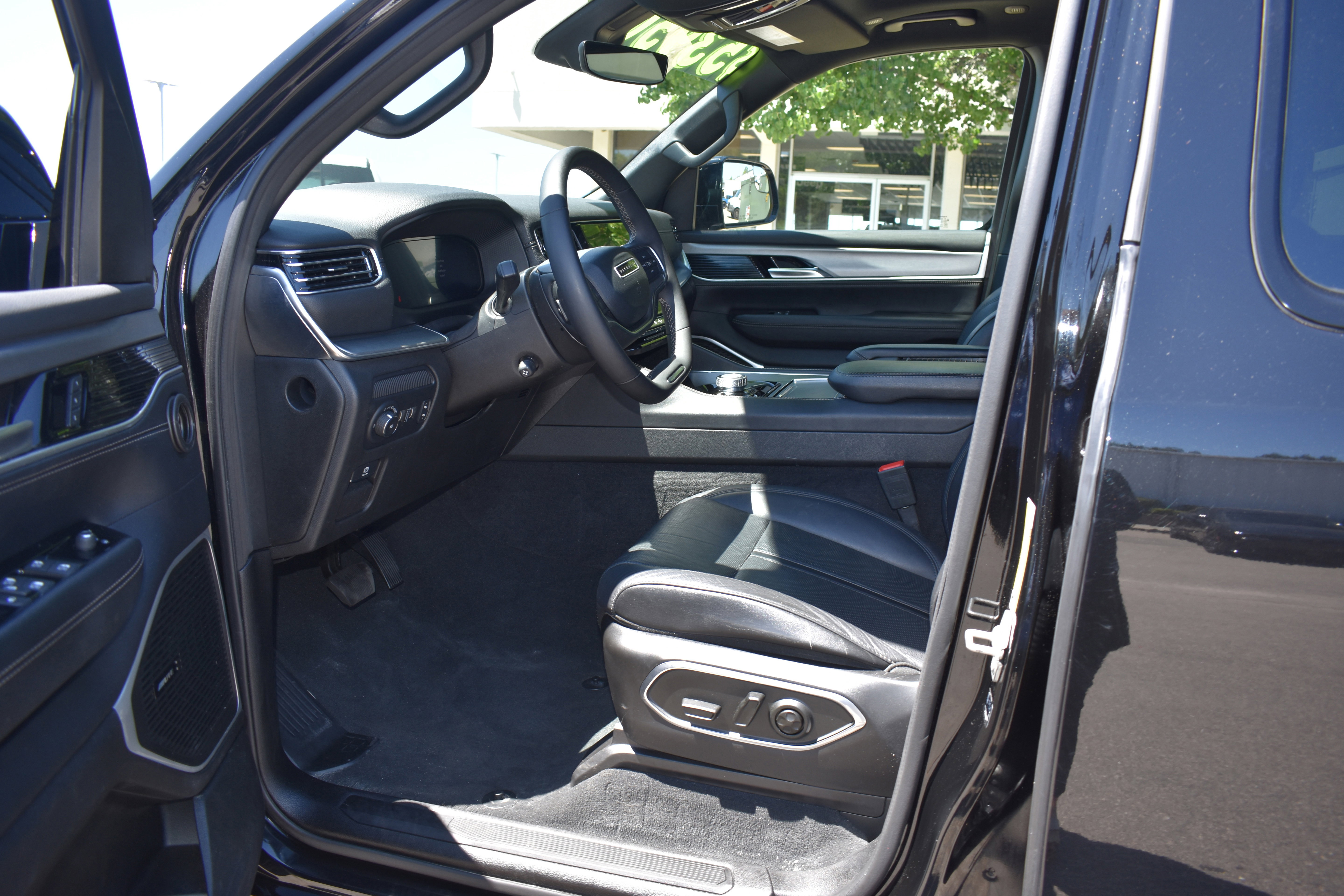 Used 2024 Jeep Wagoneer Series II AWD/4WD image 12