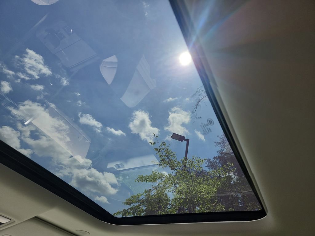 Used 2025 Land Rover Discovery S image 27