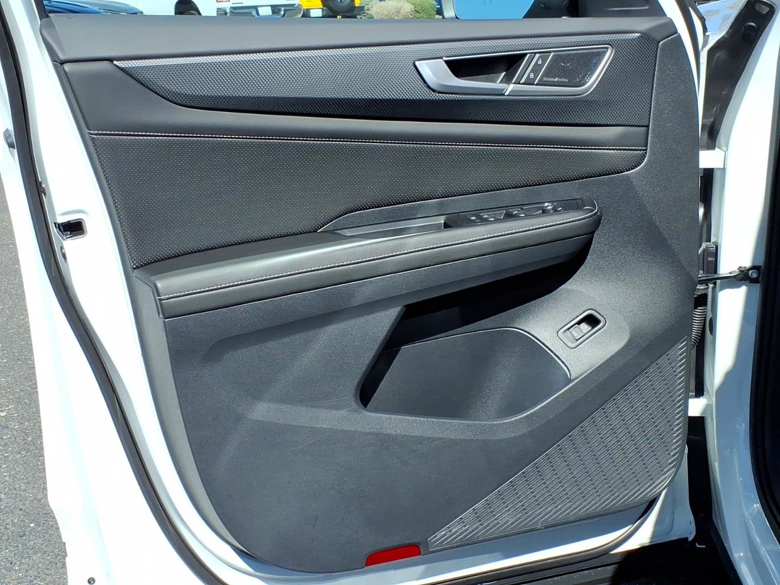 Certified 2025 Volkswagen Atlas Cross Sport SEL Premium R-Line image 18