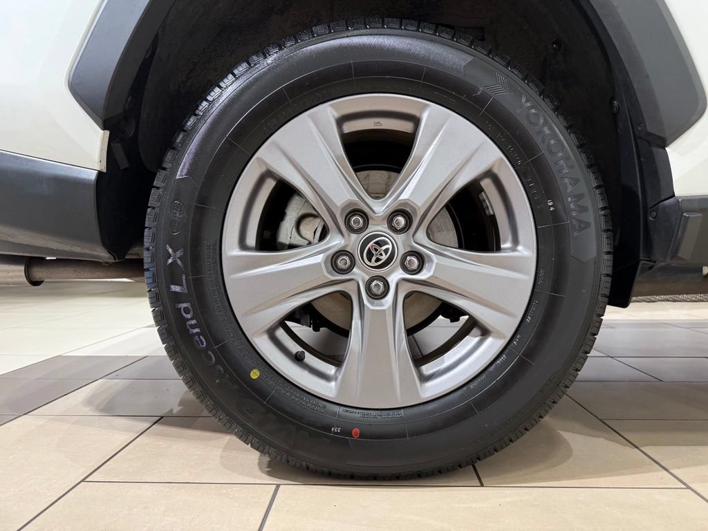 Used 2024 Toyota RAV4 LE AWD/4WD image 9
