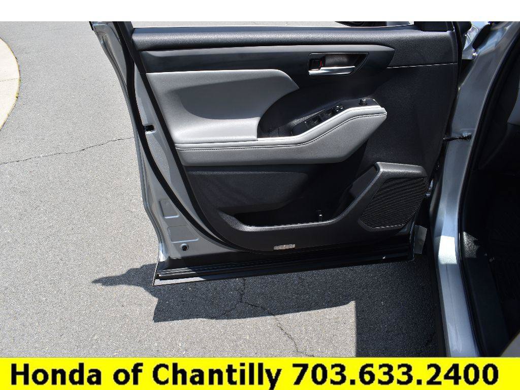Used 2022 Toyota Highlander XLE AWD/4WD image 25