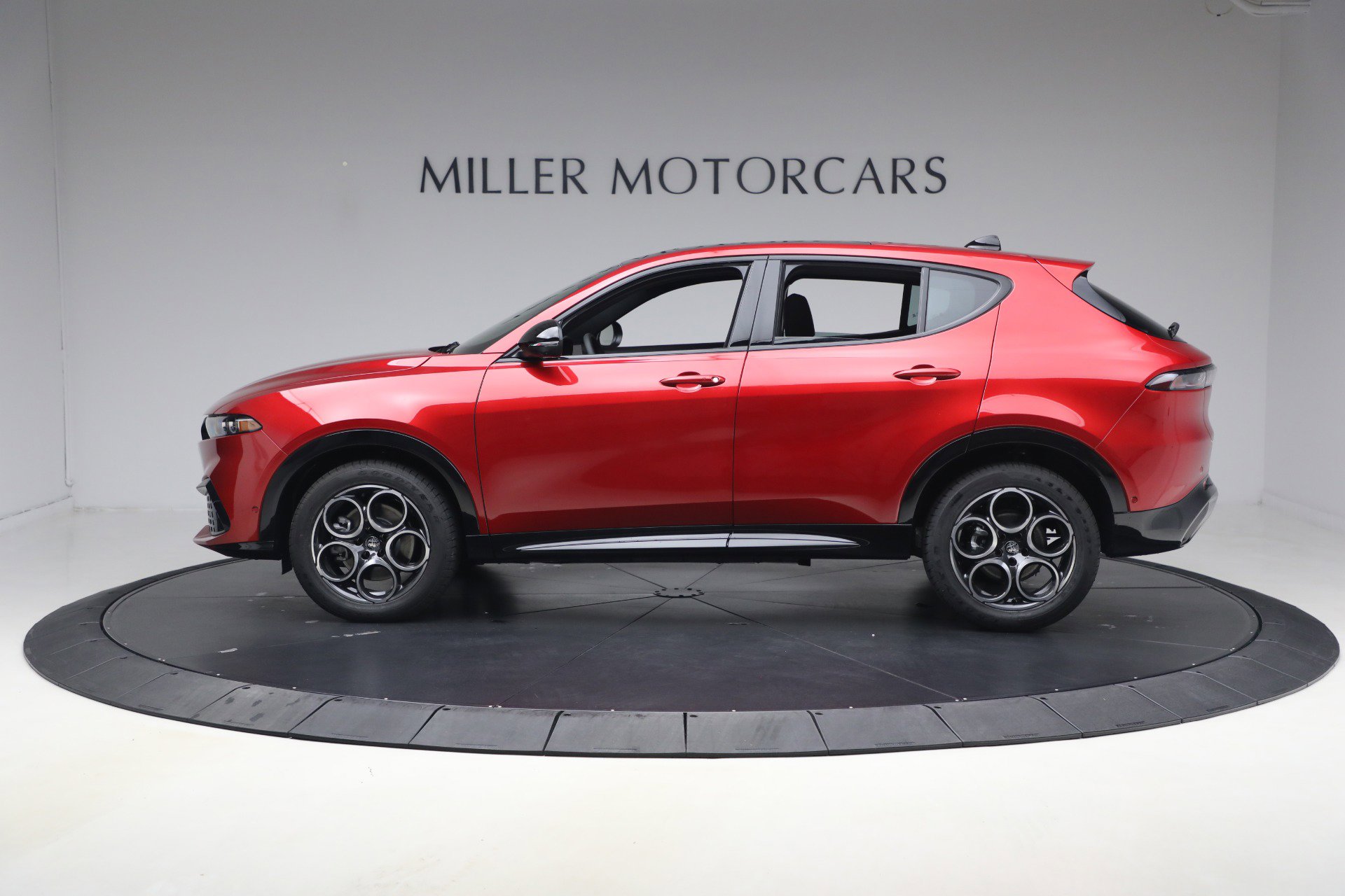 New 2026 Alfa Romeo Tonale Sprint w/ Black Premium Package AWD/4WD image 3