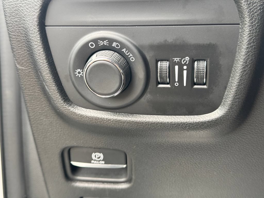 Used 2024 Jeep Grand Cherokee Altitude AWD/4WD image 29