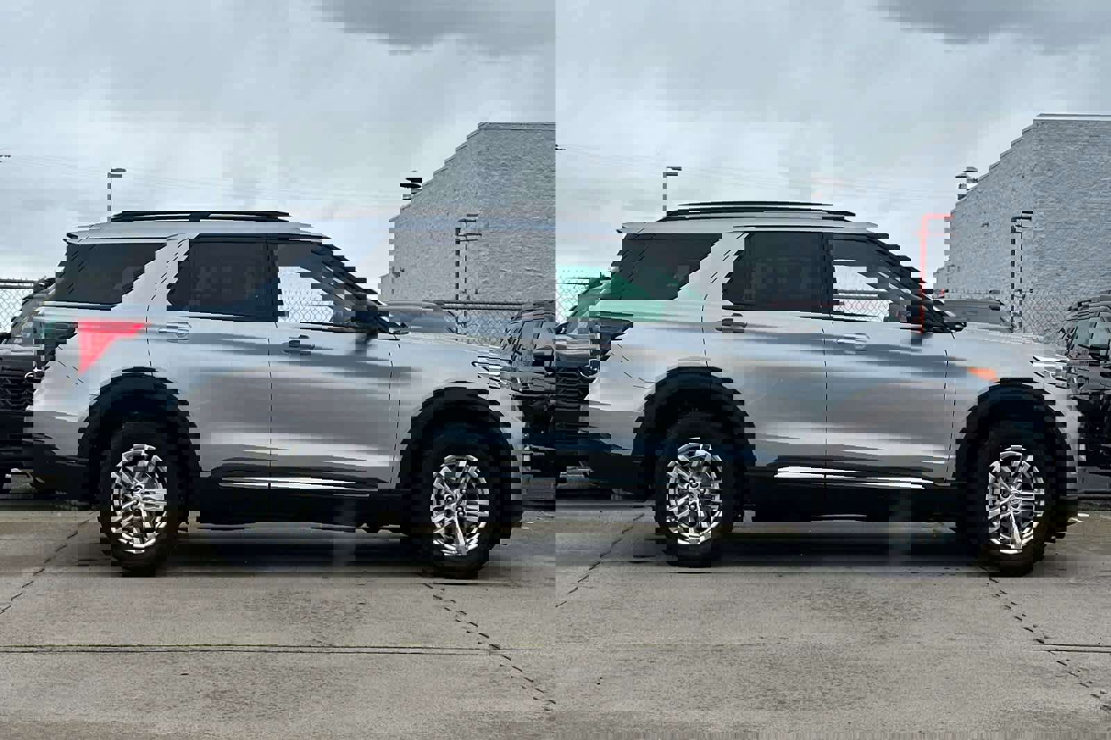 Used 2023 Ford Explorer XLT w/ Equipment Group 202A image 2