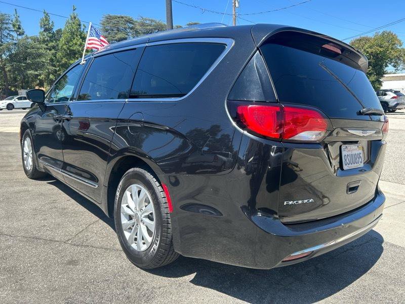 Used 2019 Chrysler Pacifica Touring-L FWD image 5