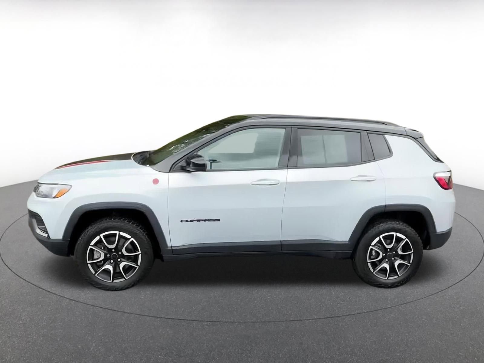 Used 2025 Jeep Compass Trailhawk image 9