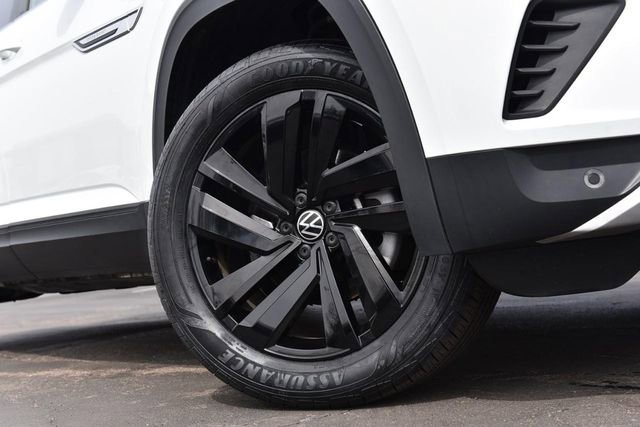 Used 2023 Volkswagen Atlas Cross Sport SE w/ Black Wheel Package image 3