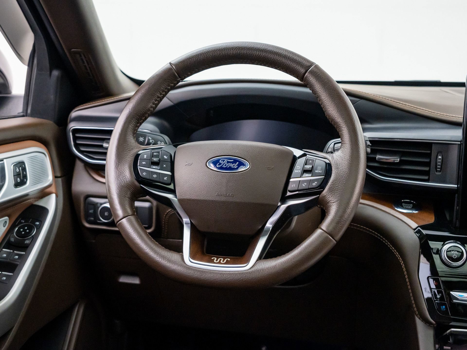 Used 2021 Ford Explorer King Ranch w/ Premium Technology Package AWD/4WD image 12