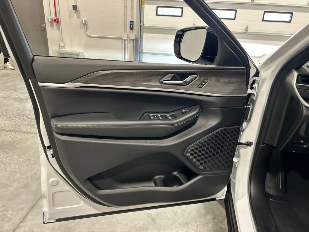 New 2025 Jeep Grand Cherokee Limited image 15