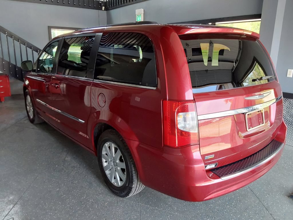 Used 2014 Chrysler Town & Country Touring FWD image 12