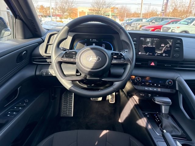 Used 2025 Hyundai Elantra Sport image 13