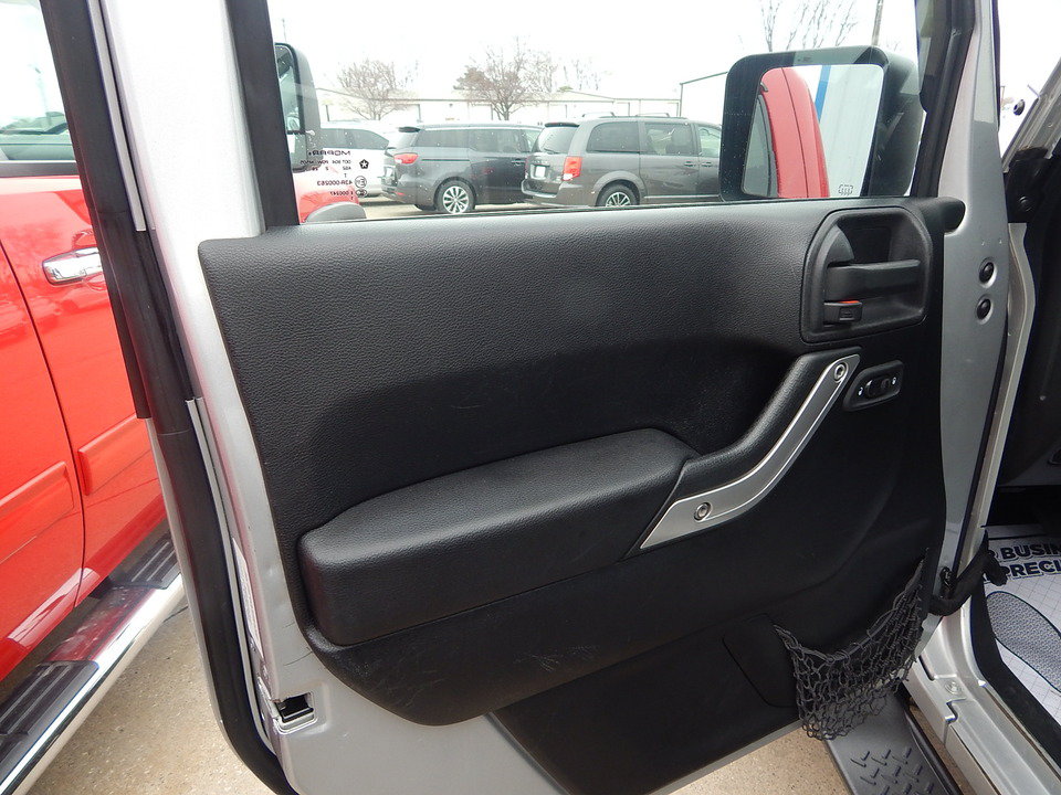 Used 2012 Jeep Wrangler Unlimited Sahara w/ Connectivity Group AWD/4WD image 8