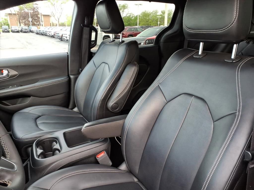Certified 2025 Chrysler Pacifica Select FWD image 8