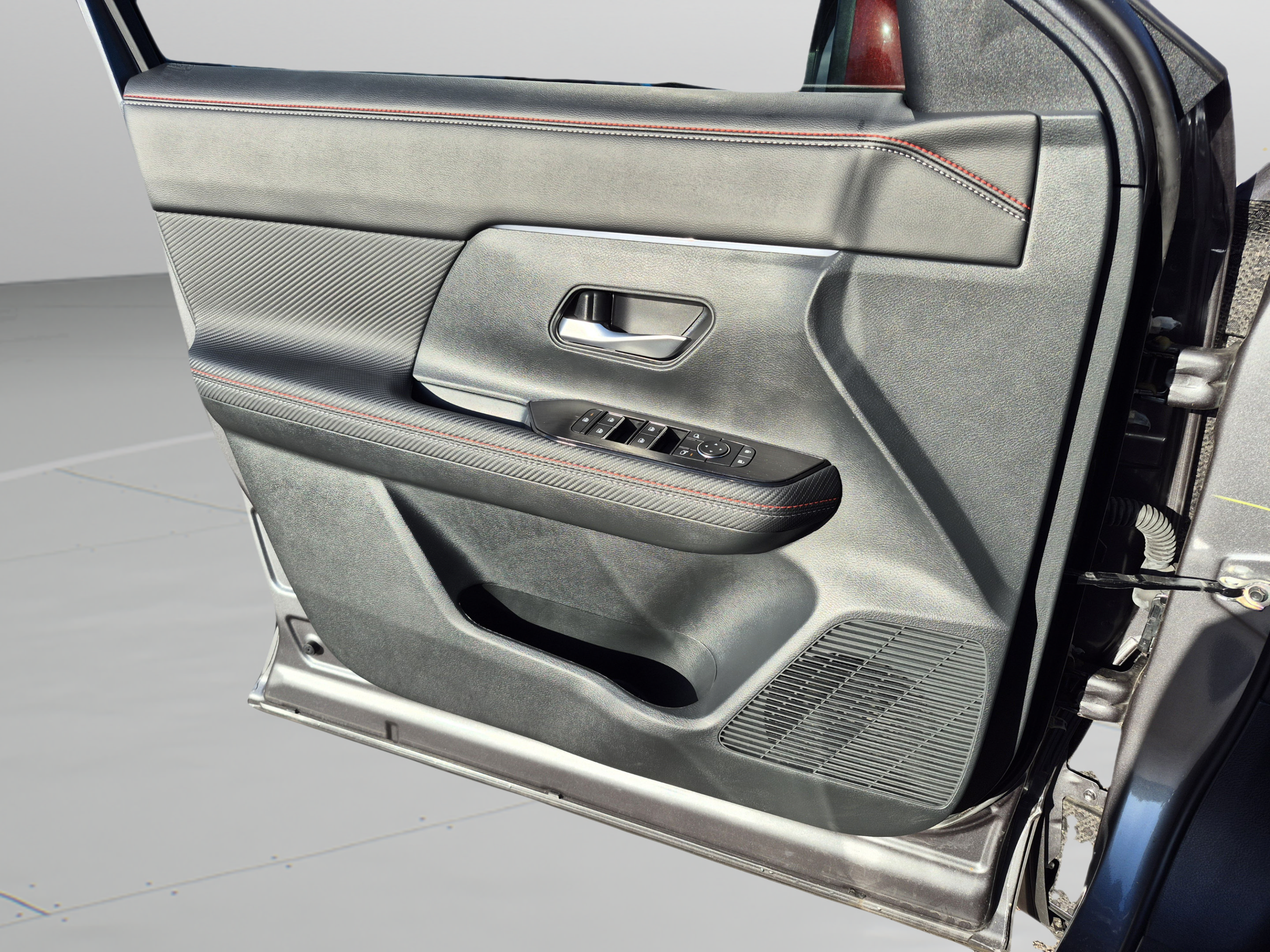 Certified 2025 Nissan Kicks SR FWD image 25