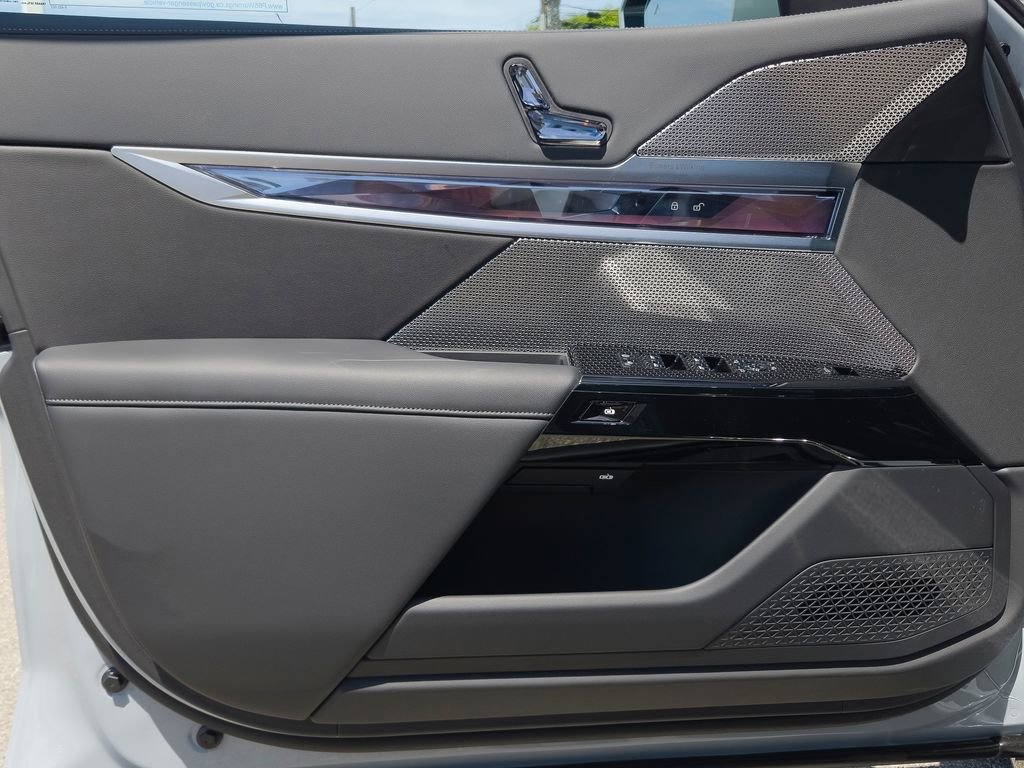 Used 2024 BMW 740i w/ Premium Package image 17