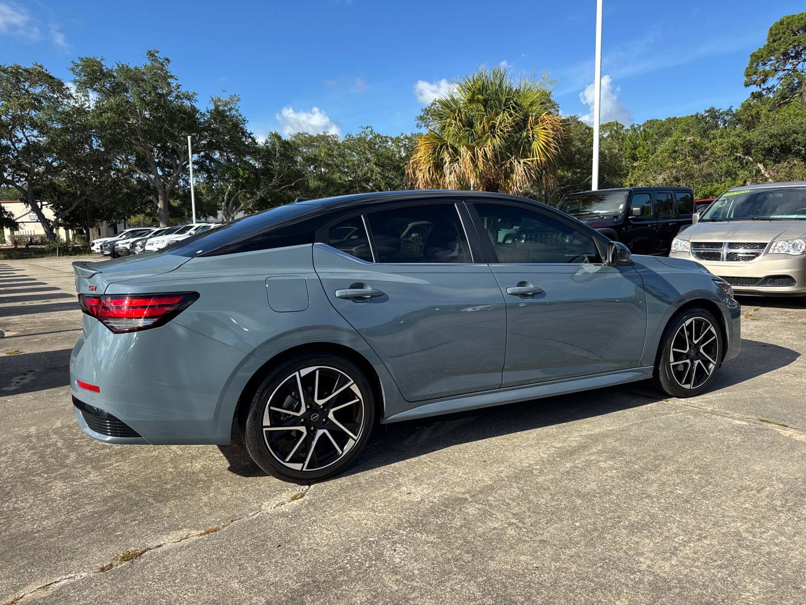 Used 2025 Nissan Sentra SR w/ SR Premium Package FWD image 3