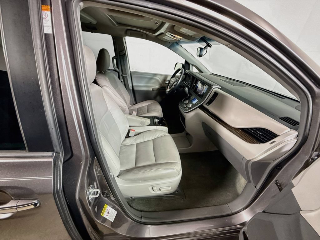 Used 2015 Toyota Sienna XLE Premium FWD image 26