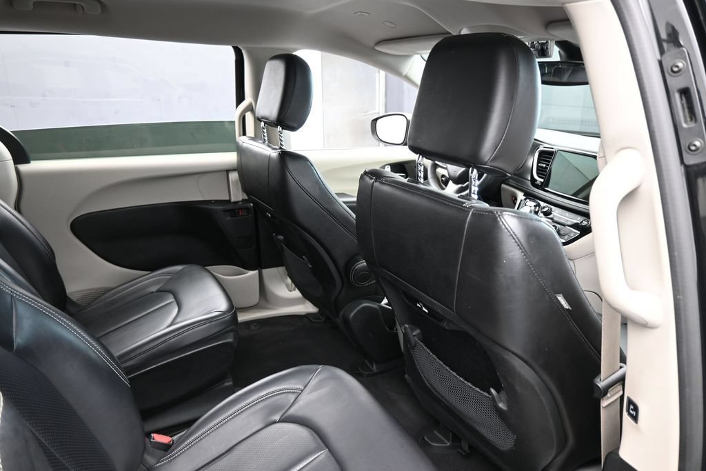 Used 2023 Chrysler Pacifica Touring-L FWD image 47