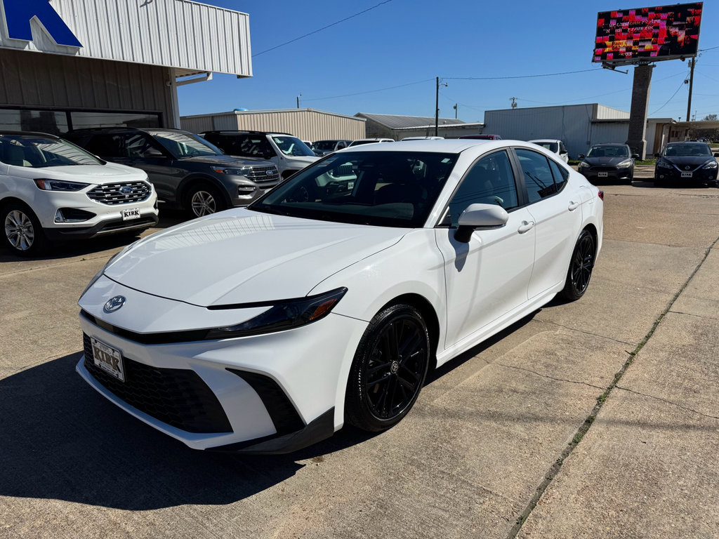 Used 2025 Toyota Camry SE FWD image 1