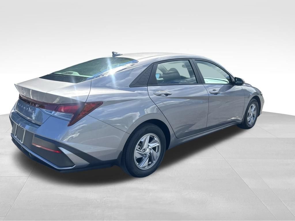 Used 2024 Hyundai Elantra SE FWD image 5