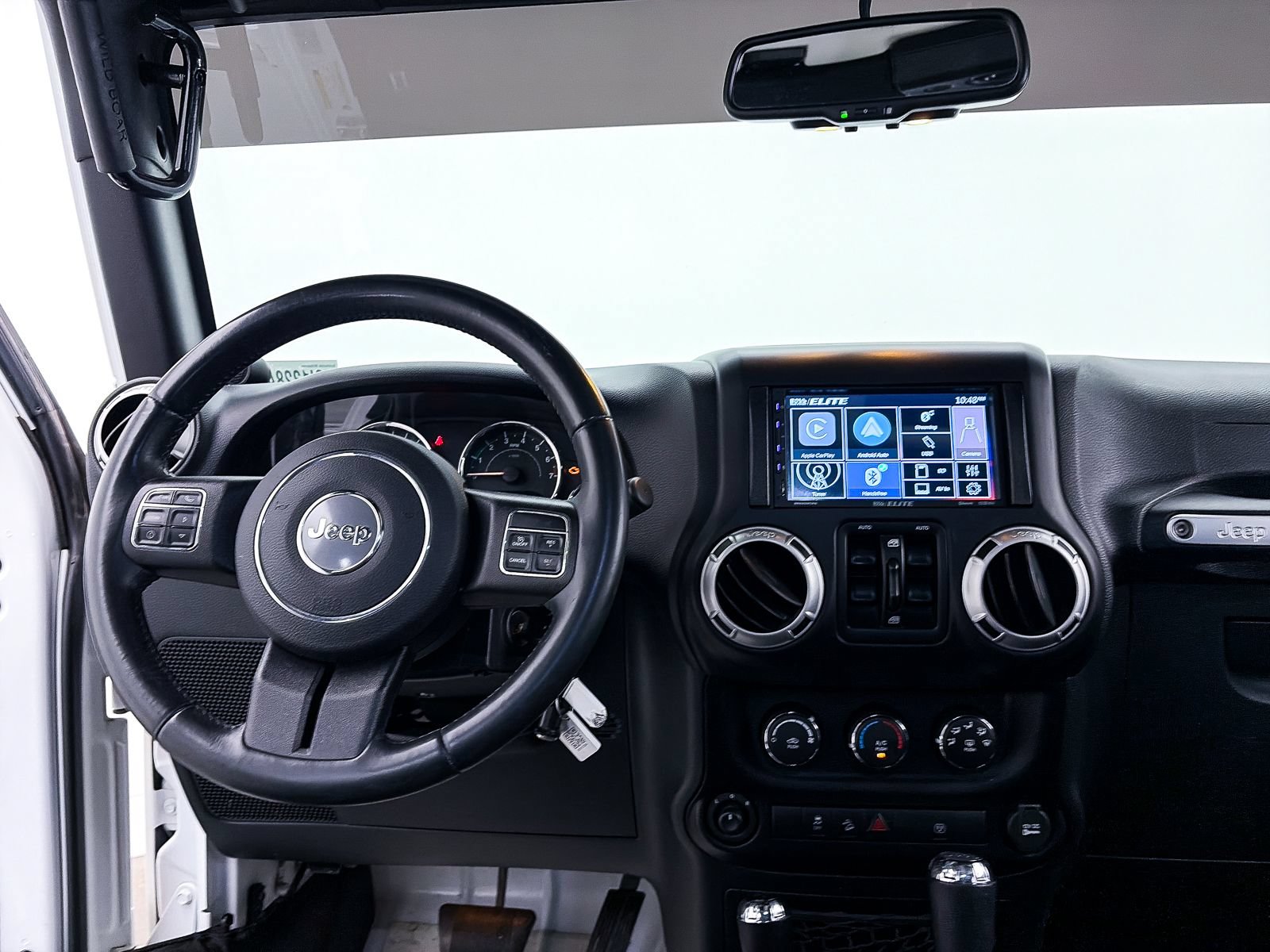 Used 2016 Jeep Wrangler Unlimited Sahara w/ Connectivity Group AWD/4WD image 5