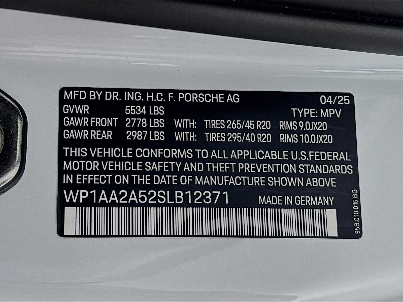 Certified 2025 Porsche Macan AWD/4WD image 34