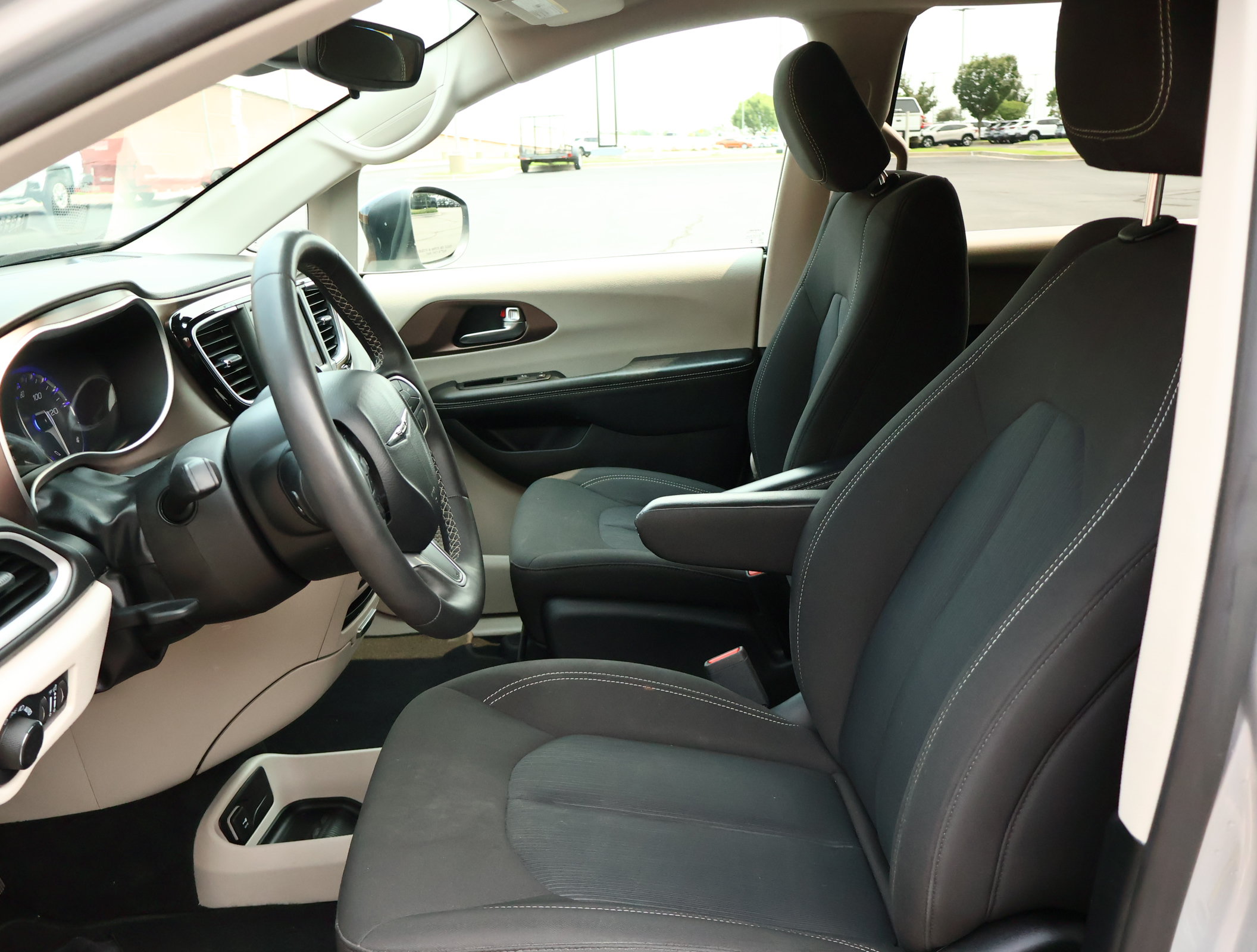 Used 2024 Chrysler Voyager LX FWD image 10