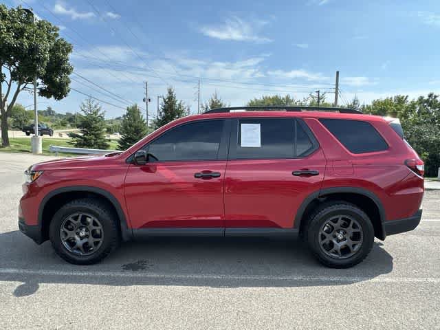 Used 2025 Honda Pilot TrailSport image 2