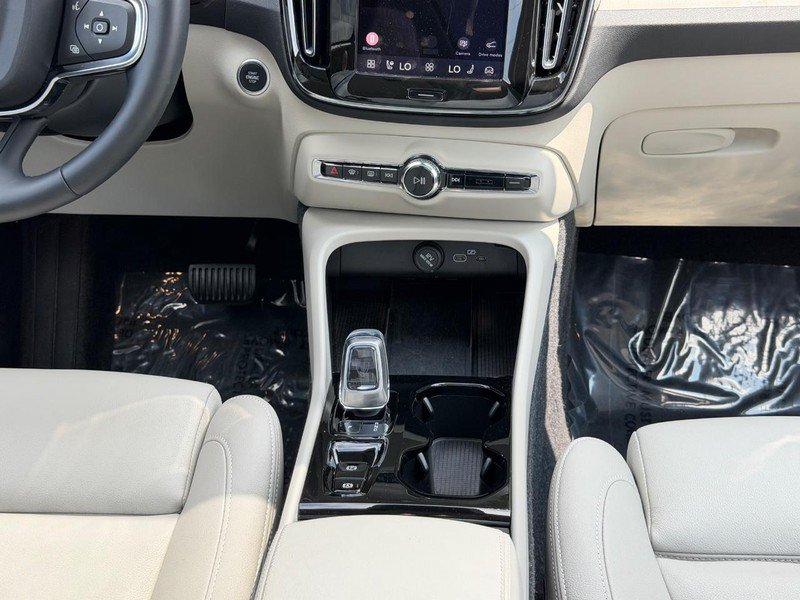 Certified 2026 Volvo XC40 B5 Plus AWD/4WD image 15
