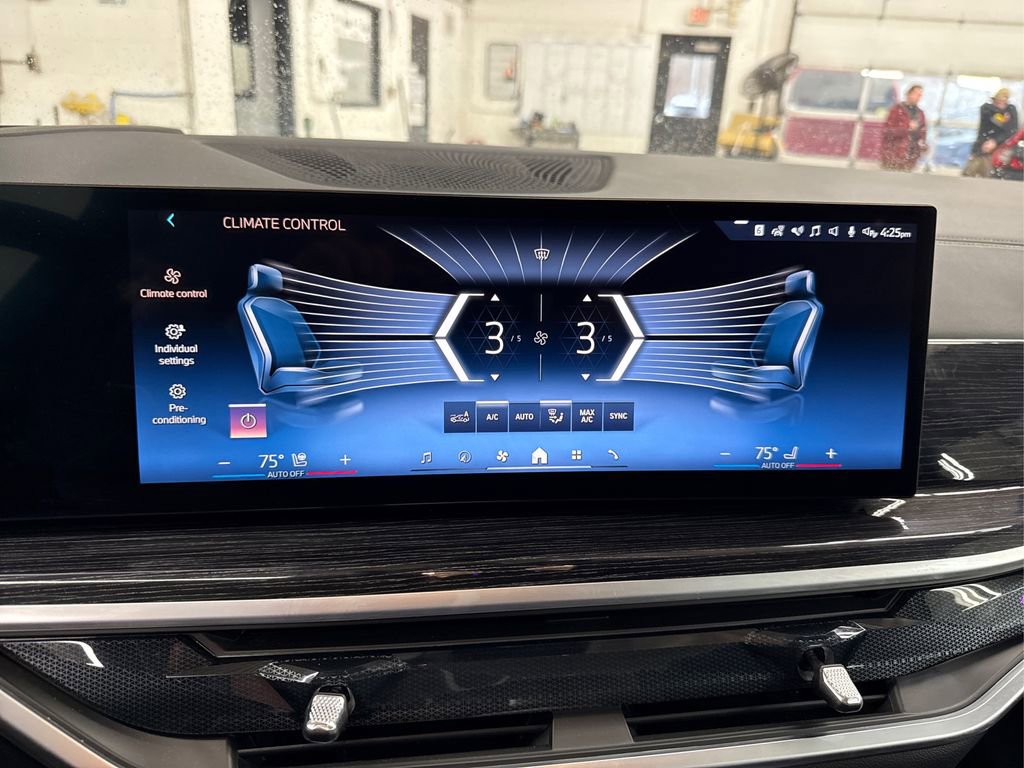 Certified 2025 BMW X7 xDrive40i w/ M Sport Package image 33