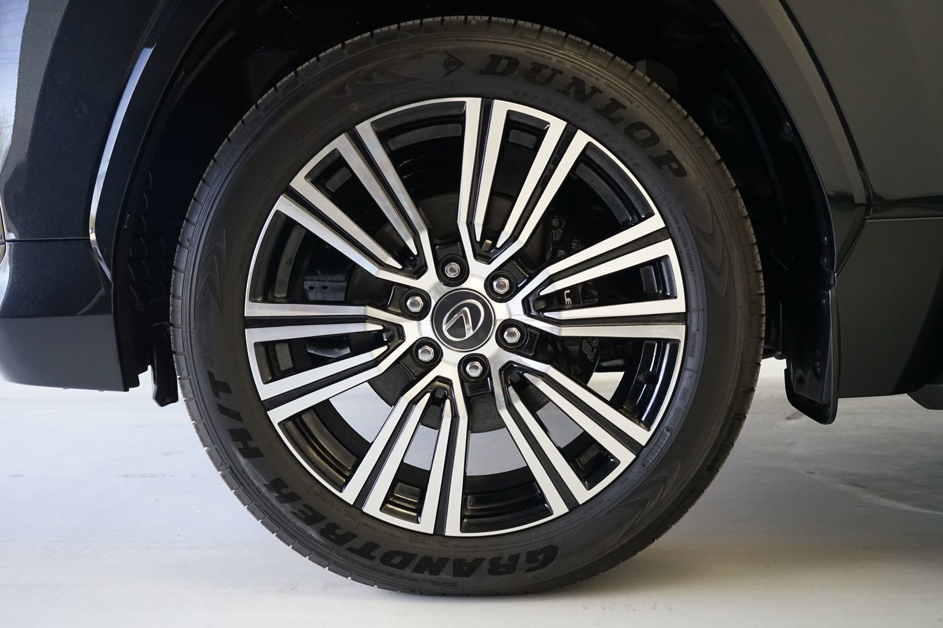 Used 2025 Lexus LX 600 4WD w/ Accessory Package (2T) image 39