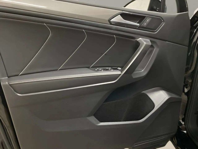 Used 2023 Volkswagen Tiguan SE w/ Panoramic Sunroof Package FWD image 30