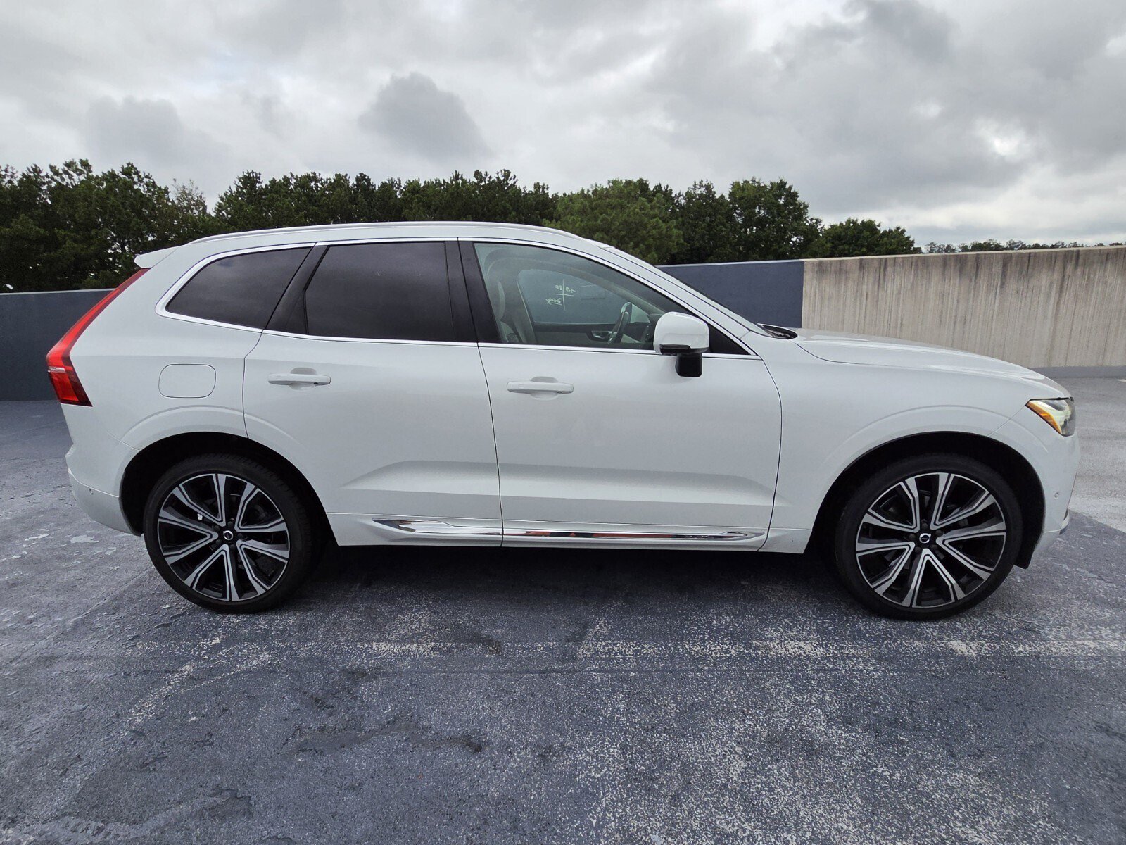 Used 2023 Volvo XC60 B5 Ultimate w/ Climate Package FWD image 6