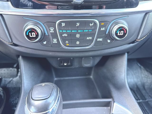 Used 2020 Chevrolet Traverse LT w/ Driver Confidence II Package AWD/4WD image 17