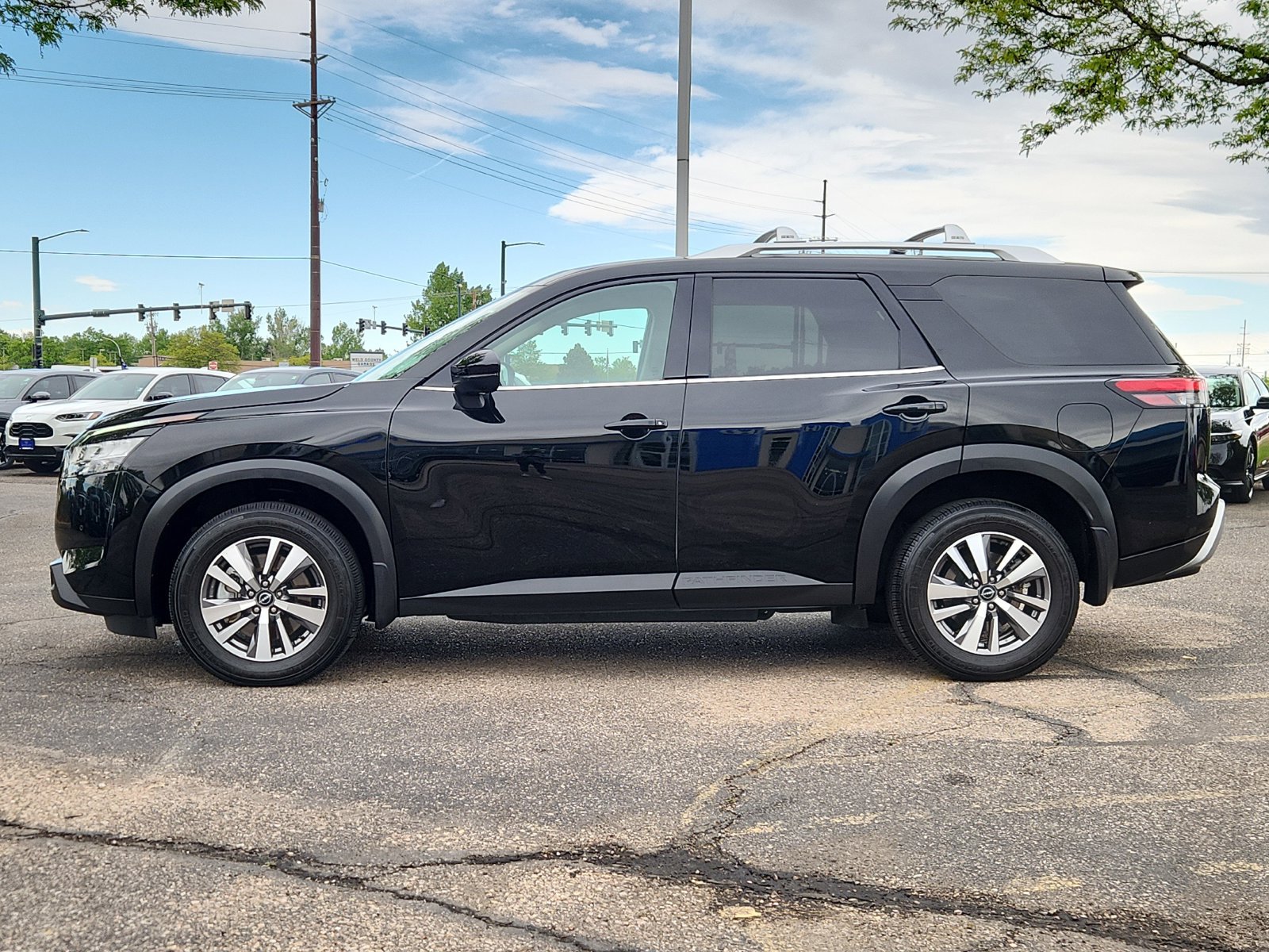 Used 2023 Nissan Pathfinder SL w/ Lighting Package (N92) AWD/4WD image 2