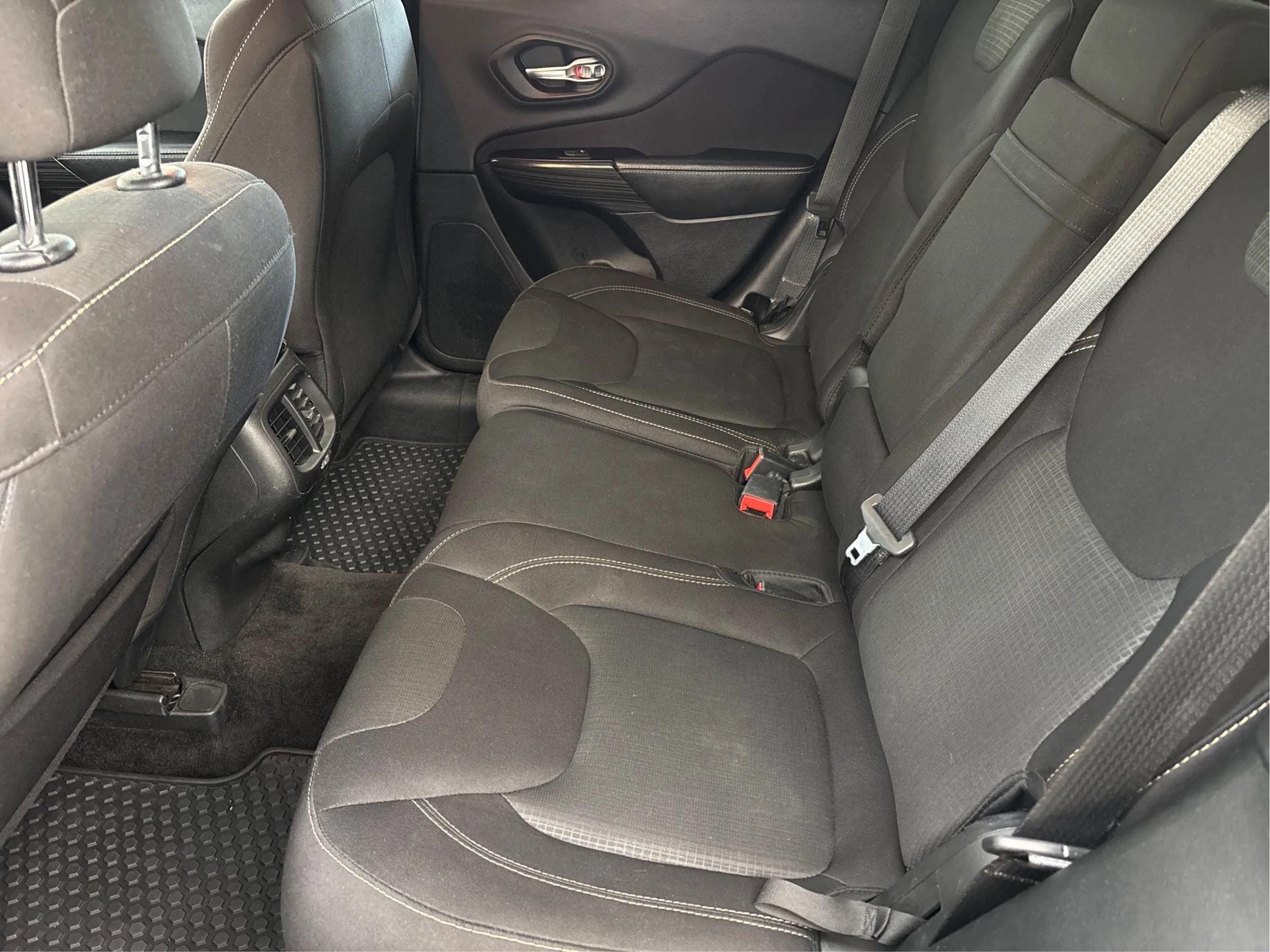 Used 2015 Jeep Cherokee Latitude w/ Cold Weather Group AWD/4WD image 14