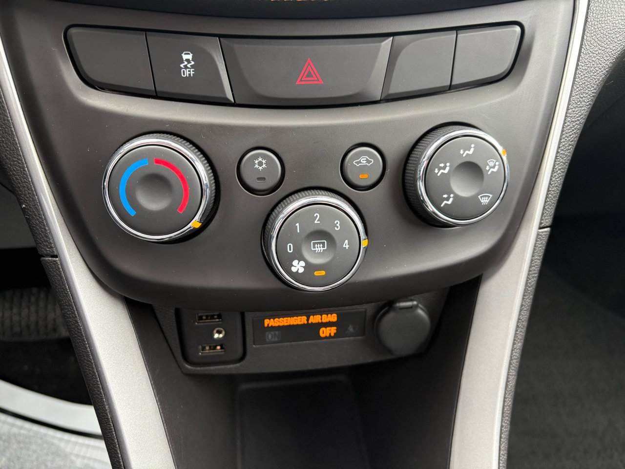 Used 2020 Chevrolet Trax LT w/ LT Convenience Package image 26