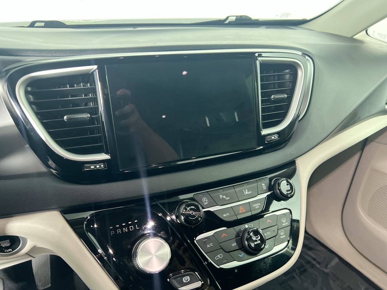 Used 2023 Chrysler Pacifica Touring-L FWD image 25