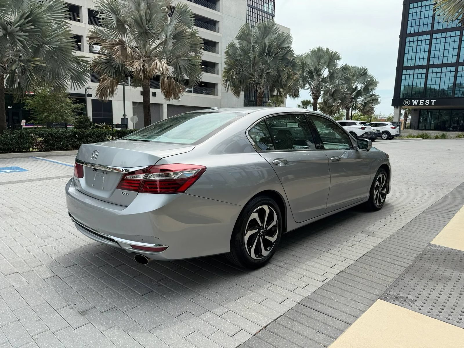 Used 2017 Honda Accord EX-L image 6