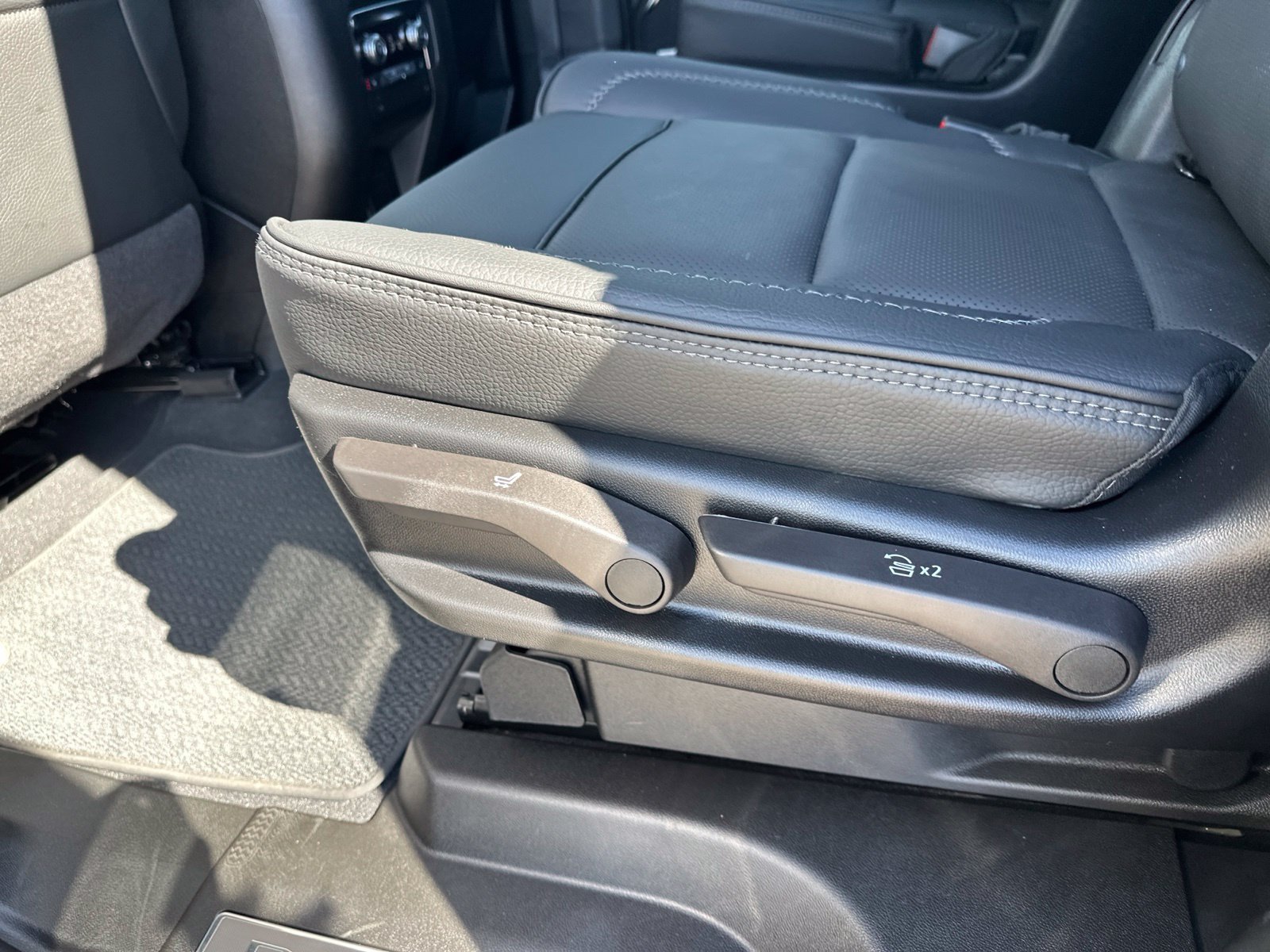 Used 2026 GMC Yukon Denali w/ Sun & Power Step Package AWD/4WD image 25