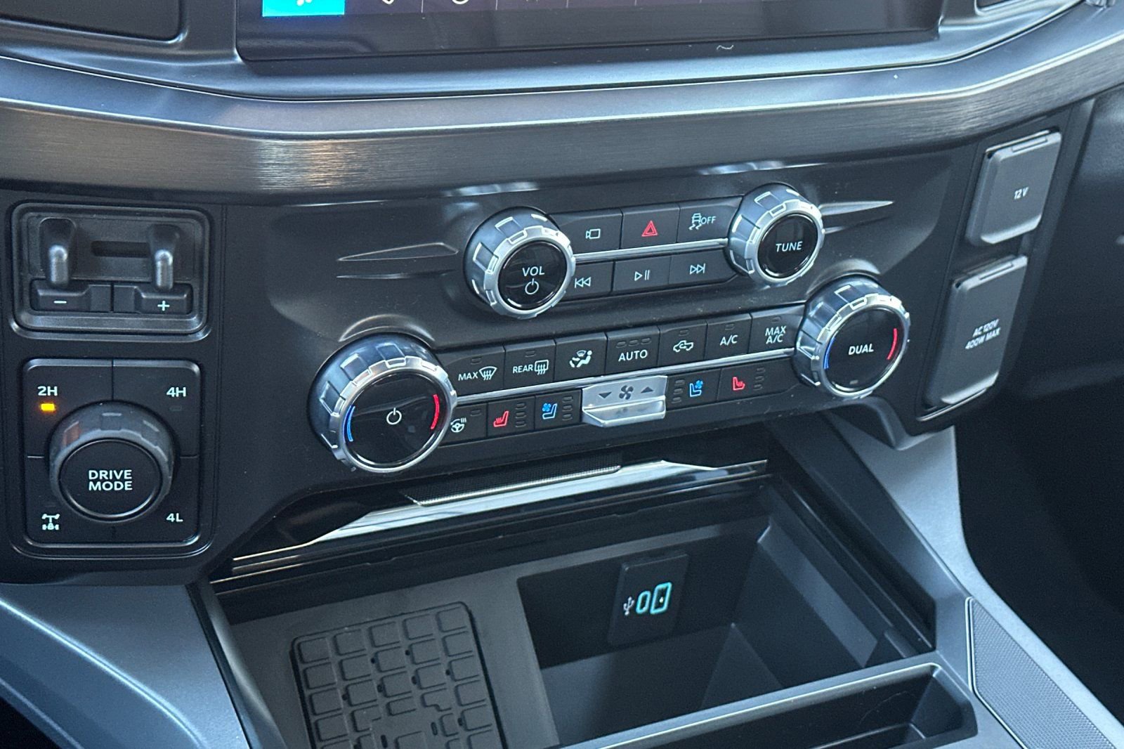 New 2026 Ford F250 Lariat w/ Black Appearance Package image 20