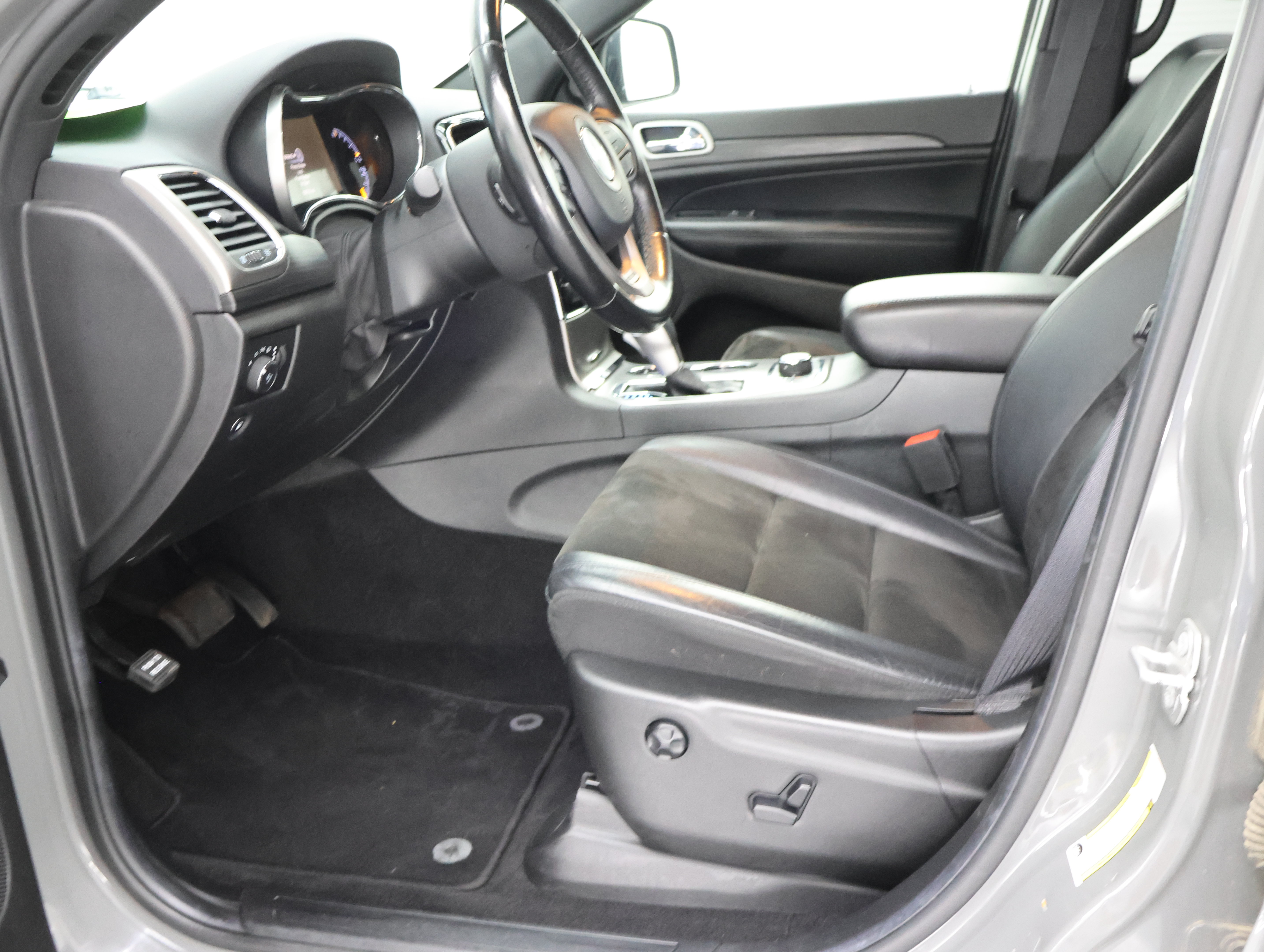 Used 2020 Jeep Grand Cherokee Altitude AWD/4WD image 8