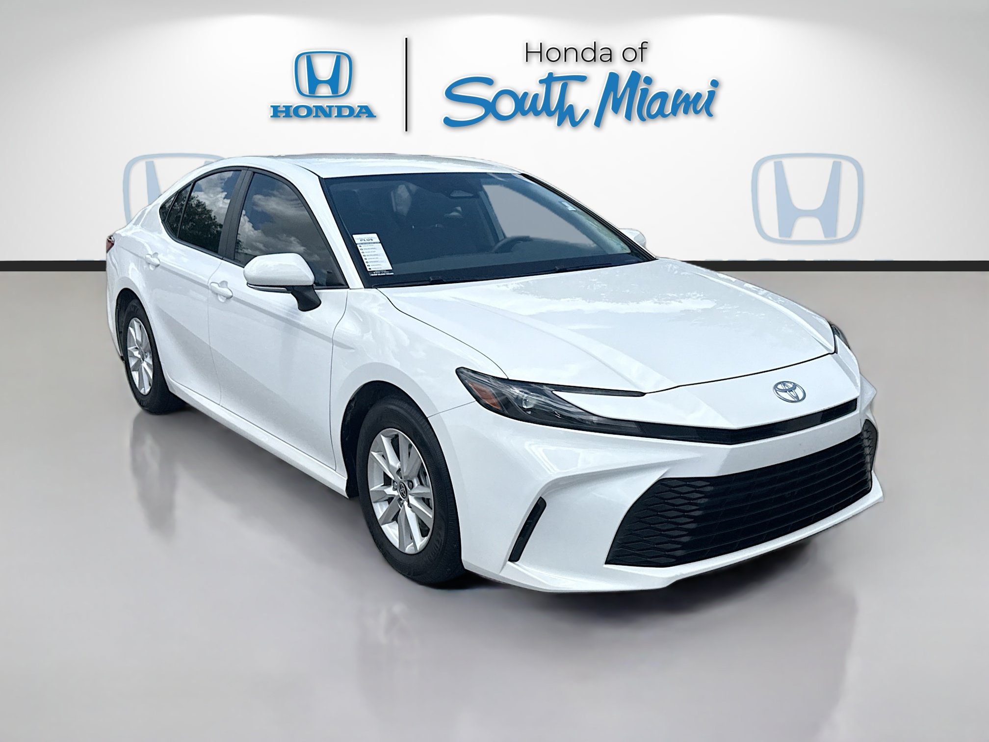 Used 2025 Toyota Camry LE FWD image 1