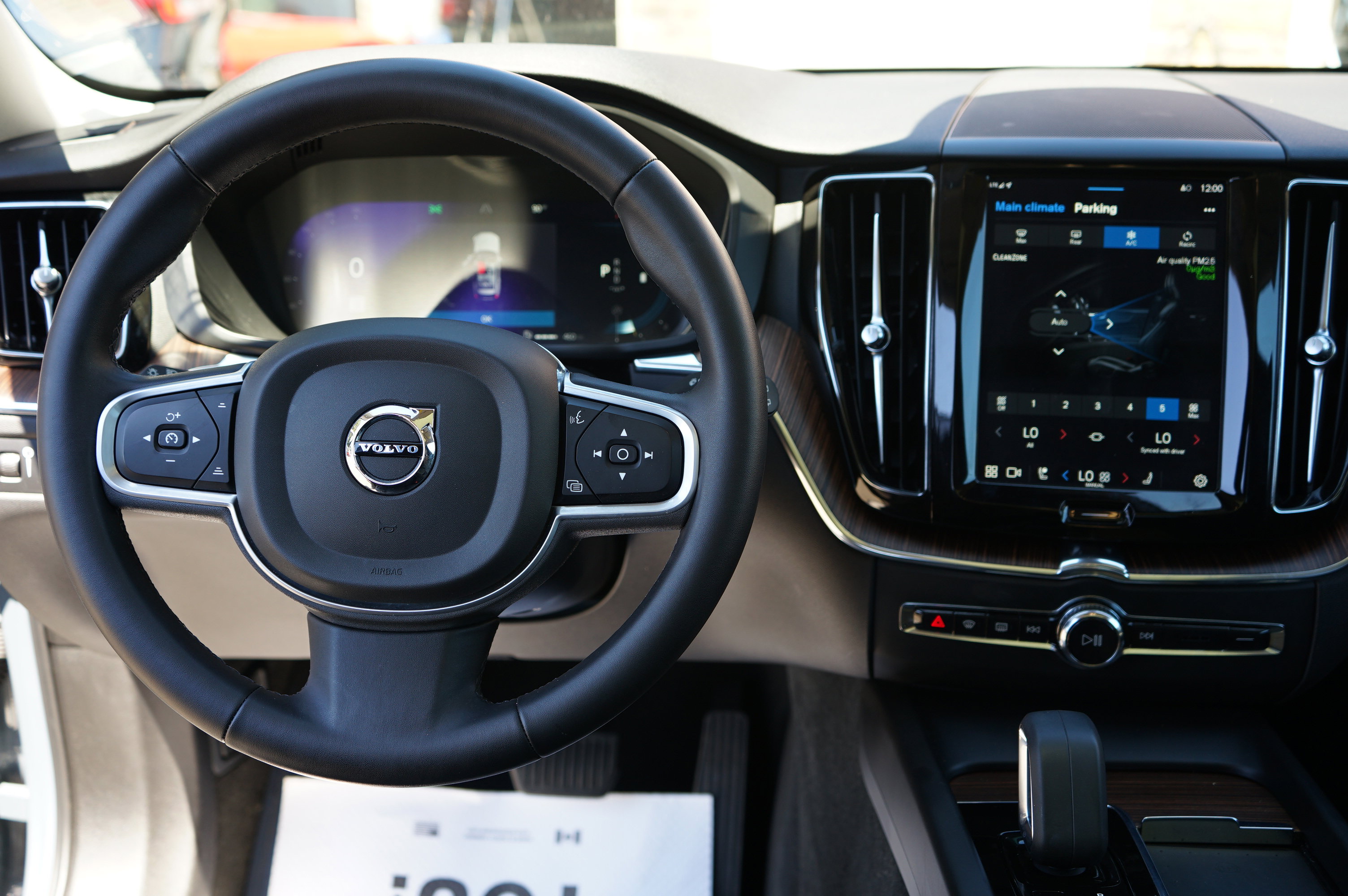 Used 2022 Volvo XC60 B5 Momentum image 23