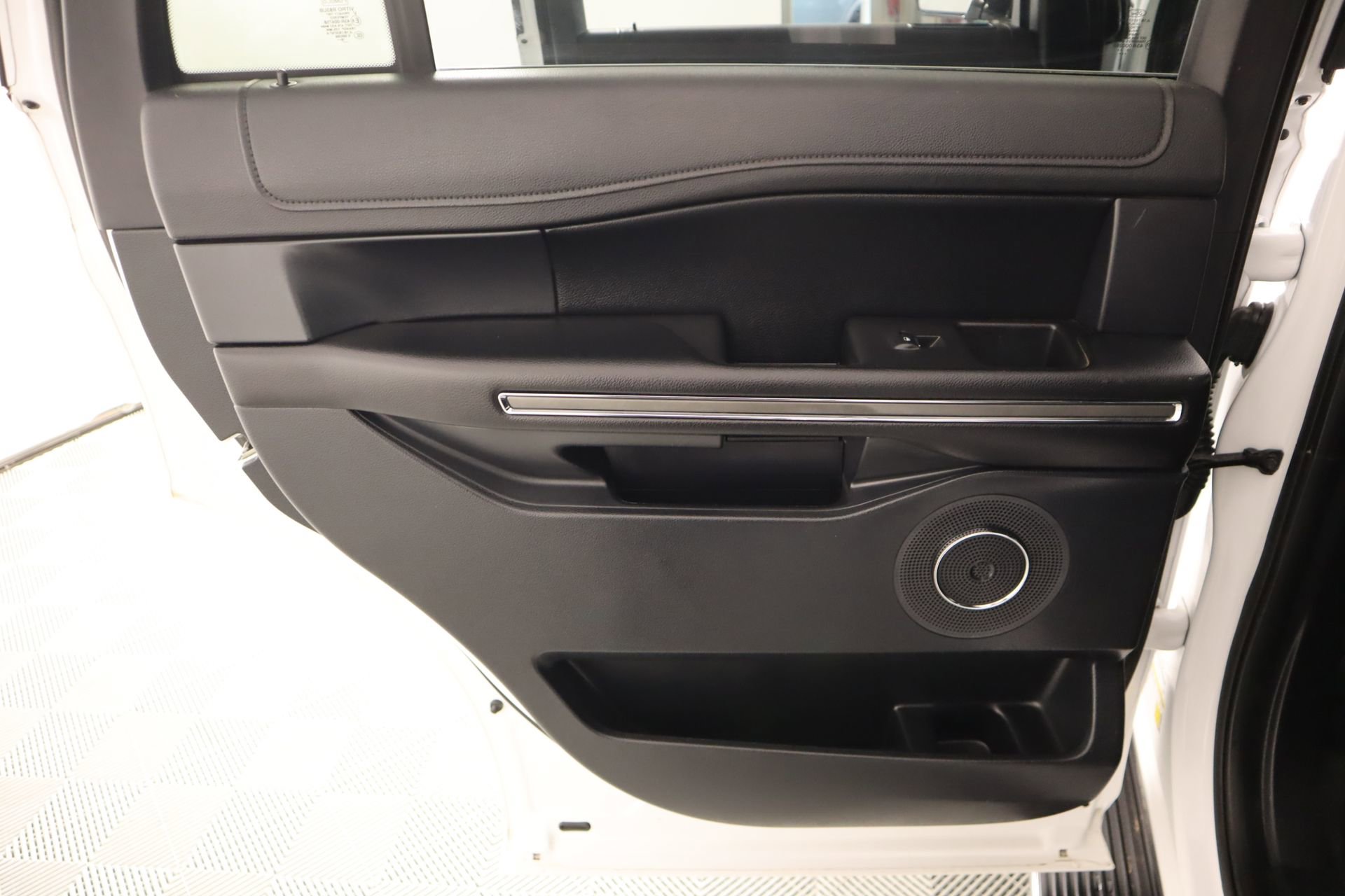 Used 2020 Ford Expedition XLT w/ Equipment Group 202A AWD/4WD image 19