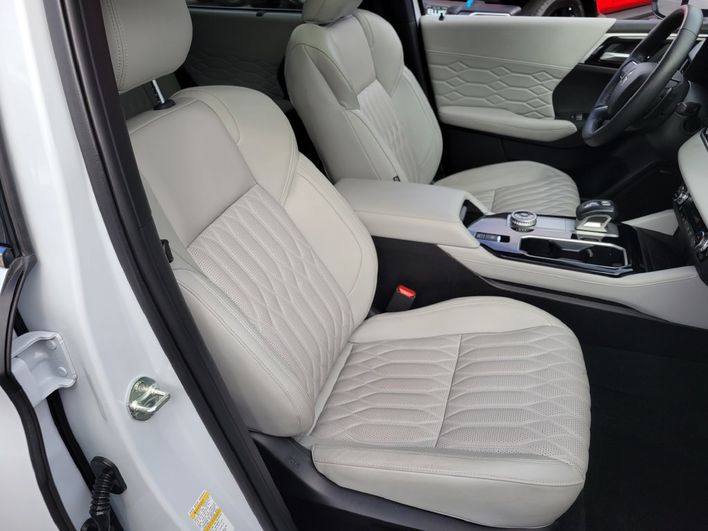 Used 2025 Mitsubishi Outlander AWD image 19