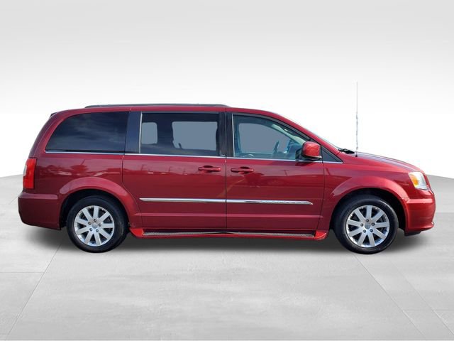 Used 2013 Chrysler Town & Country Touring FWD image 6